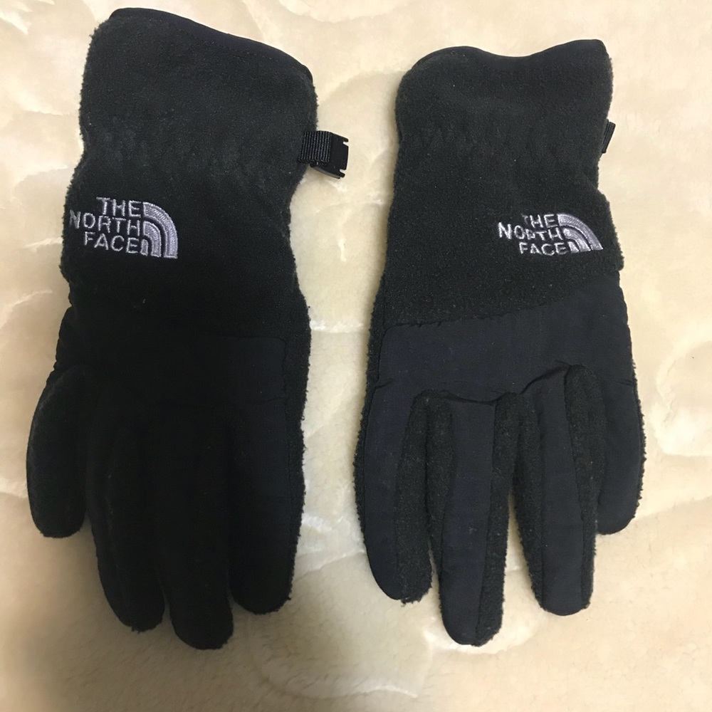 A Pair of North Face Kids Gloves Size 7/8
